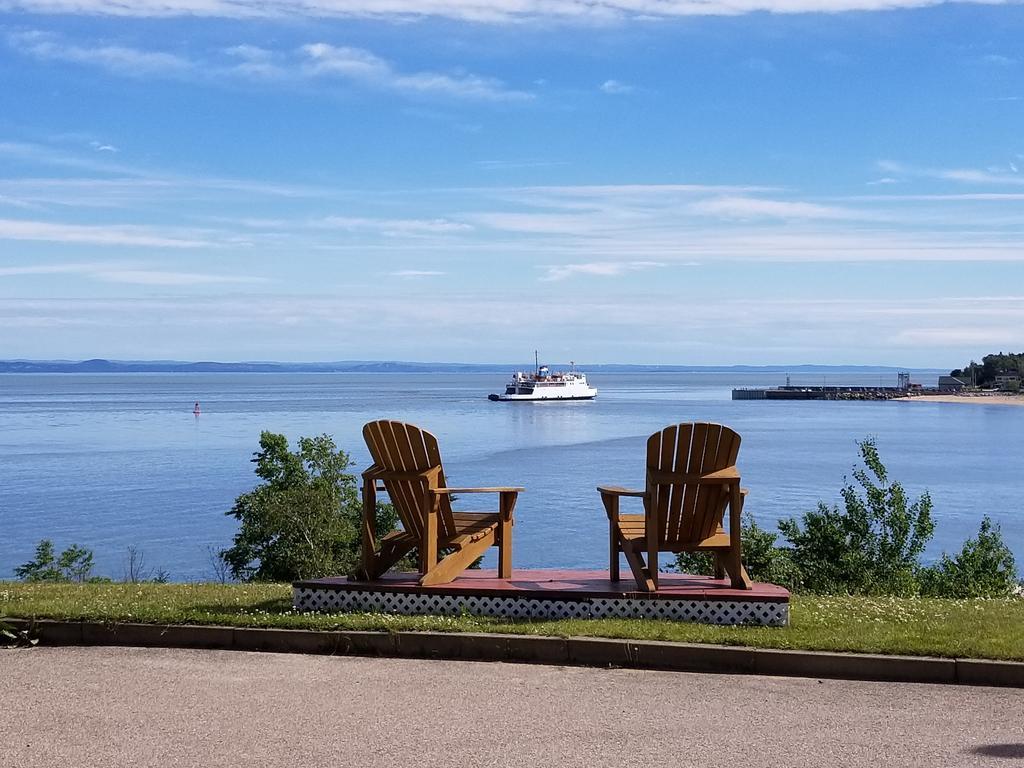 Motel Et Chalets Bo-Fleuve Evangeline Saint-Siméon Exterior foto